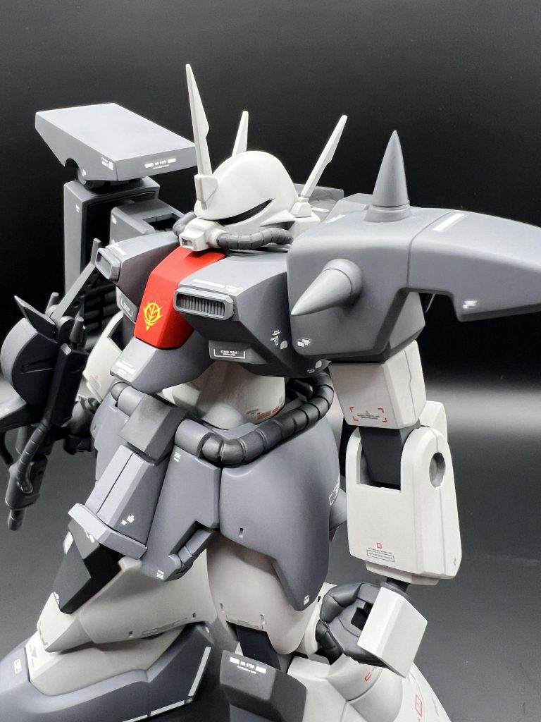 胸ダクトはコトブキヤの四角ダクトを貼り付け。サイズが合わなかったので、本体を削りサイズ調整。頭も目元から横半分に切開。目元が鋭くなる様に貼り合わせ。ザクの目元鋭くさせるのをやってみたかったので。