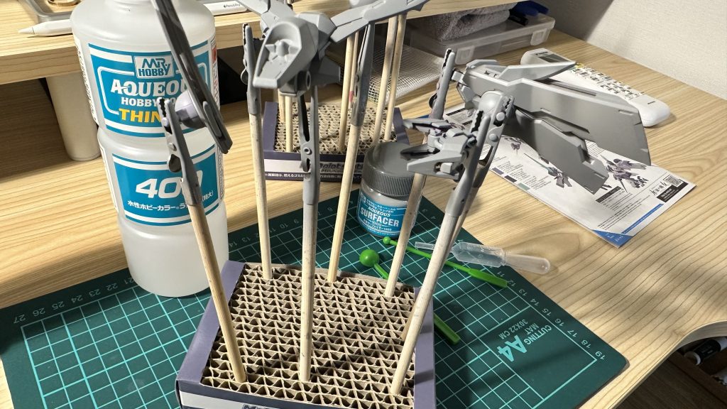 作品名：初めてのエアブラシを使ったサーフェイサー<p>今までスプレー缶の水性サーフェイサーしか使ったことなかった。エアブラシを使ってみて感じたのはきめ細かい！皆さんの作品が綺麗なわけだと納得しました。サーフェイサー、楽しい。 次の色塗り対象はベギルベウです。</p>