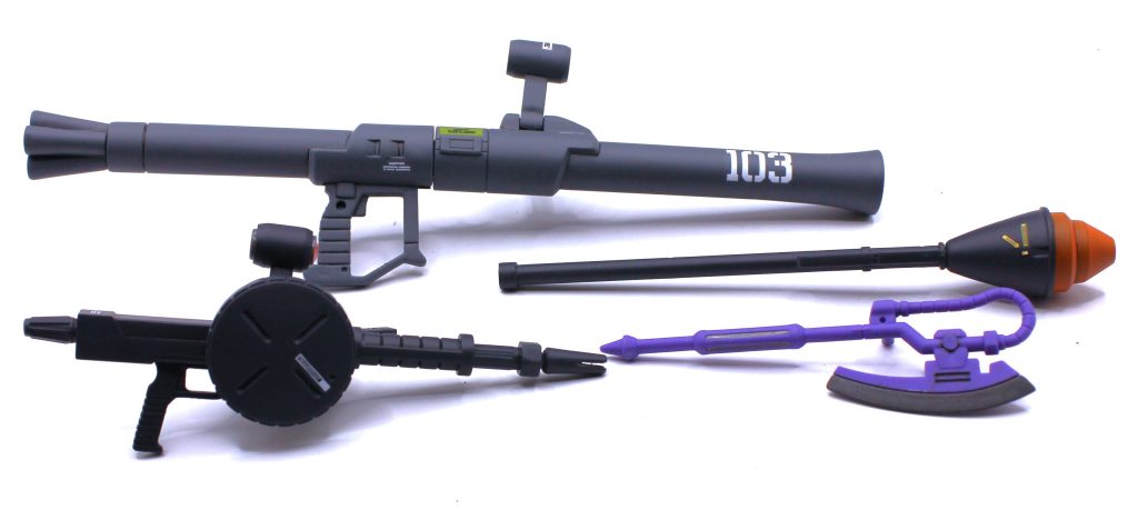 制作した武装一覧です。105mmマシンガンはハイダー部開口と、センサー部をディテールアップしています。120mmやバズーカはちゃんとクリアパーツが付いているのですが、105mmだけは只の筒という、駄菓子屋の銀玉鉄砲並のお粗末な照準器です(苦笑)105mmは旧ザクから新規追加部品なので、このサイトの為だけにクリアランナーを追加できなかったのだとは思いますが、筒にせずシールでセンサー表現で良かったのでは？と思います。