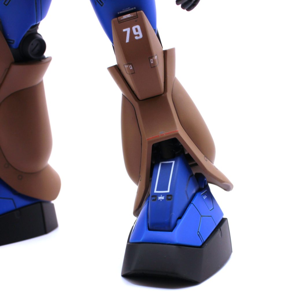 また、今回は接地性を上げる為に足首部の関節を延長しました。関節部品のBJを一度切り離し、プラ棒で延長して再接着しています。ストレート組みではほぼ見えないシリンダー部品も良く見えるようになるという副次効果もあります。