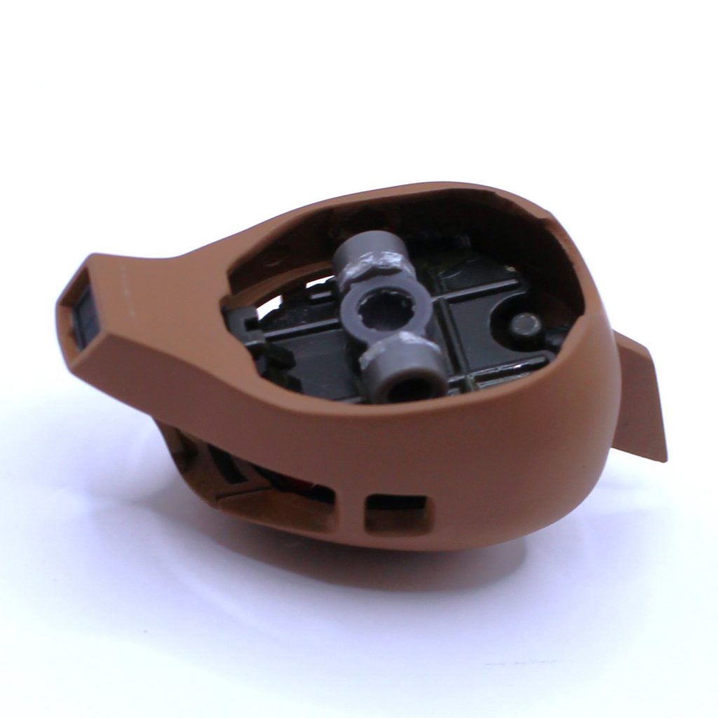 頭部は下部をくり抜き、メカ部をヘルメットのようにすっぽり被れるようにして後ハメ化します。外装をくり抜くとPC基部が無くなるので、メカ部下部にPC基部を新造します。キットと全く同じ位置に基部を設けましたが、もう少しだけ後ろ目に設置したほうがバランス取れたかもですね。