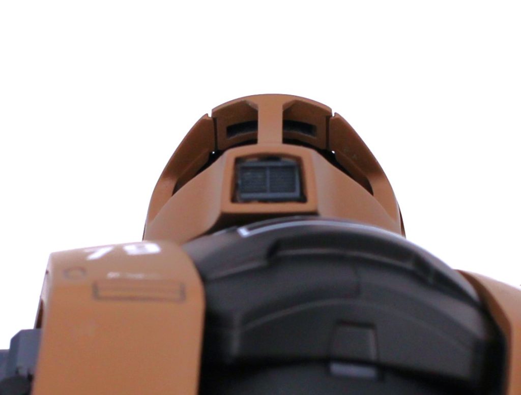 クチバシ先のダクトは入手時から紛失していました。MG1.0ザクあるあるだと思います。ランナー上もちょこんとしているので、うっかり見落としてランナーごと捨てがちです。これはこのキットに限った話ではないですが、ランナー捨てた後にパーツを切り忘れていた事に気づき、ゴミ箱を漁るor既にゴミ出しの後で途方に暮れた経験をお持ちの同志は少なからずいらっしゃると思います(笑)このダクトをプラ板で作るのは面倒なので、MG1.0ザク系キットに付属している、「ご自由にどうぞディテールアップパーツ」を小加工して取り付けました。口の形に合わせて形状修正、厚み調整が必要でしたが、違和感なく仕上がったと思います。今後はダクト無しのジャンク品等はこの手法で補修しようと思います。