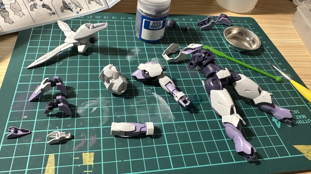 作品名：ベギルベウ　全体塗装+補修中<p>ベギルベウの塗装完了。今回初めてカラー配合を試してみた。作る分量が難しいと感じた。勿体無い精神があるとなかなか辛い、、まだまだマスキングの能力が低く、はみまだしてはいなかったが浮き上がりなどで角まで届いていなかったり補修 […]</p>