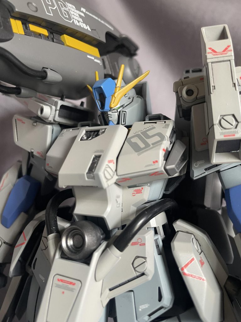 頭がちょっとデカい気がして、FAZZ頭に変えてみました。やはり、こっちのが違和感ない?(笑)