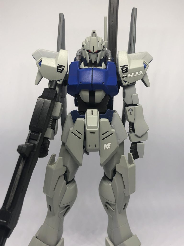 正面。ツインアイのシールを選択。ブルーはMSZブルー、グレーはガルグレーで、いつもの通り缶スプレーでの塗装です。