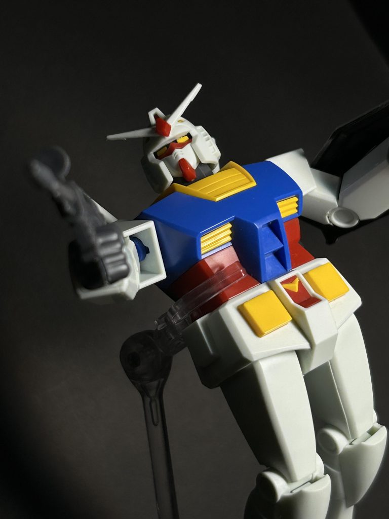 ツインアイの周り・シールドの裏・足裏を黒で塗りましたこれだけで大分ちがいますね