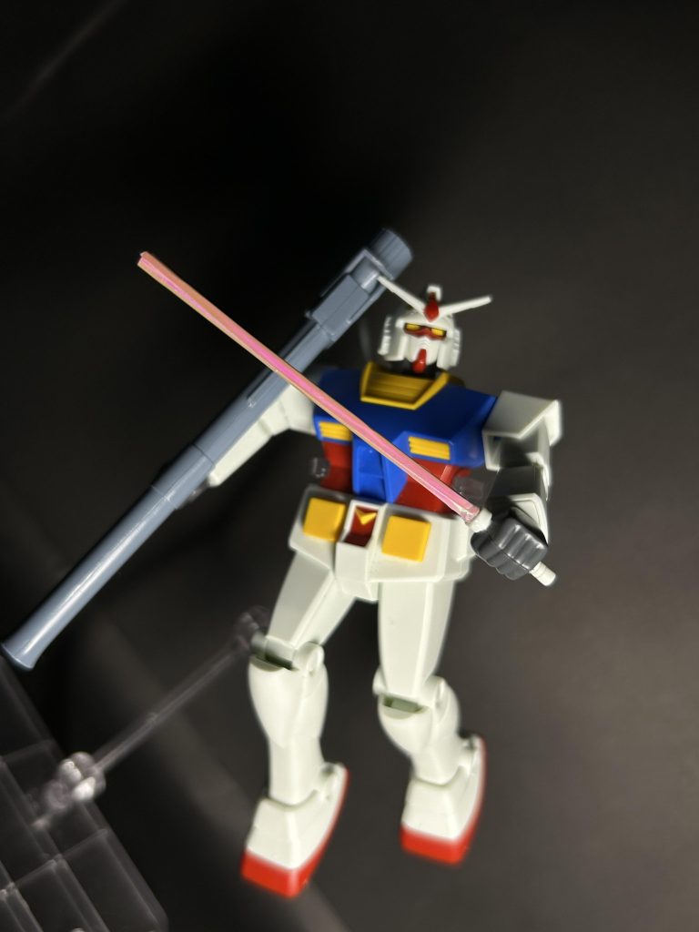 ビームサーベルです旧キットの武器セットからビームジャベリンを引っ張ってきて100均のシールでピンクにしました丁度いいながさですね