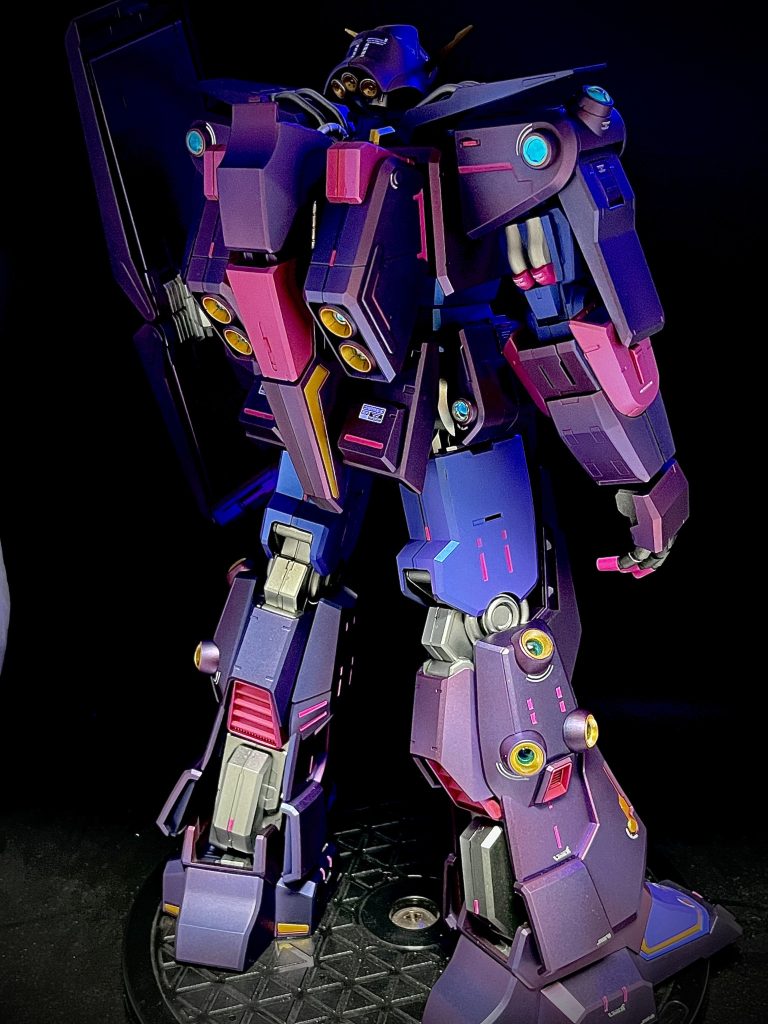 なので実物は紫ではなく、青の上に赤が乗ってなんとなく紫に見えてるだけです🤣