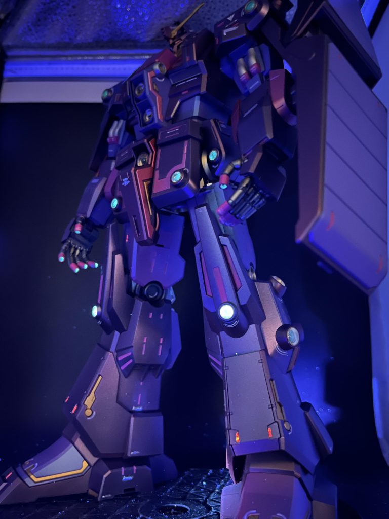 久しぶりのデカキットはめっちゃ楽しかったです😍これも運良く馴染み模型屋さんでたまたま行った発売日翌日に購入出来たものです。「いる?」「いる😍」巡回や世間話も兼ねて週一で塗料や備品を補充に行っています。老夫婦さんの営まれている店で、学生の頃から何十年とお世話になっています。コロナ禍の時に自分の仕事も忙しくなり3〜4年ほど疎遠になってしまって久しぶりに去年訪れた際には旦那さんがお亡くなりになっていました。今は息子さんとおばぁちゃん、たまに孫、嫁さんで家族総出で営まれています。量販店やガンダムベースとは違う、あの空気感がたまらんのです。おばあちゃんが「ジークアクスの新しいやつがなんちゃら。。アンリーシュドのニューガンダムが今度なんちゃらかんちゃら。。」結構詳しいんですよね笑。高く積まれた色とりどりの箱、見たこともない塗料、どうやって使うかわからない道具、Nゲージのジオラマ、初期のBB戦士にダッシュ四駆郎のエンペラー、アバンテやホーネット、トレーラーヘッドにモデルガン。。楽園でしかない😍皆様にもそうゆうお店、ありますか⁇