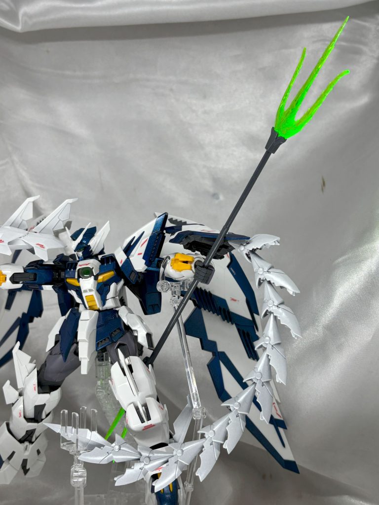 武器はエピオンからヒートロッドをそのまま、ビームソードはトライデントに変更しました。MGナタクじゃないとツインビームトライデントがないので、無理やりツインに加工しました。