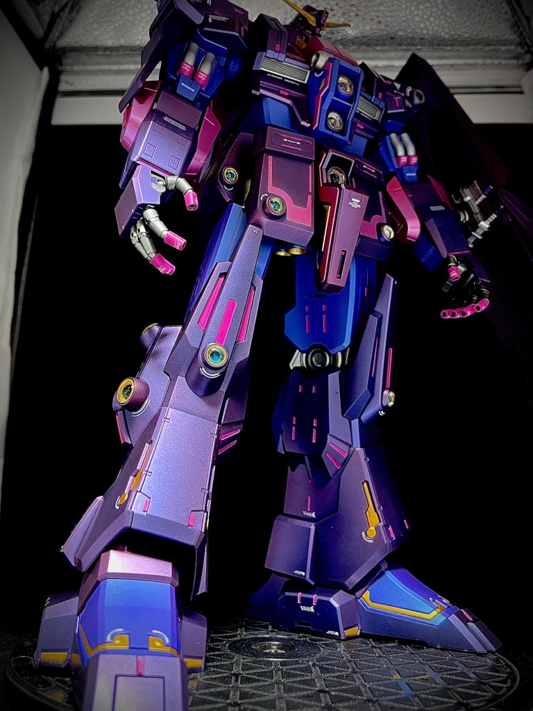 メタリックの紫が手元に無くてなんとかして表現出来んかと試行錯誤した結果、プリズムなんちゃらピンクブルーを織り交ぜてプライマリーレッドのグラデーションで雰囲気パープルを作りました🤣