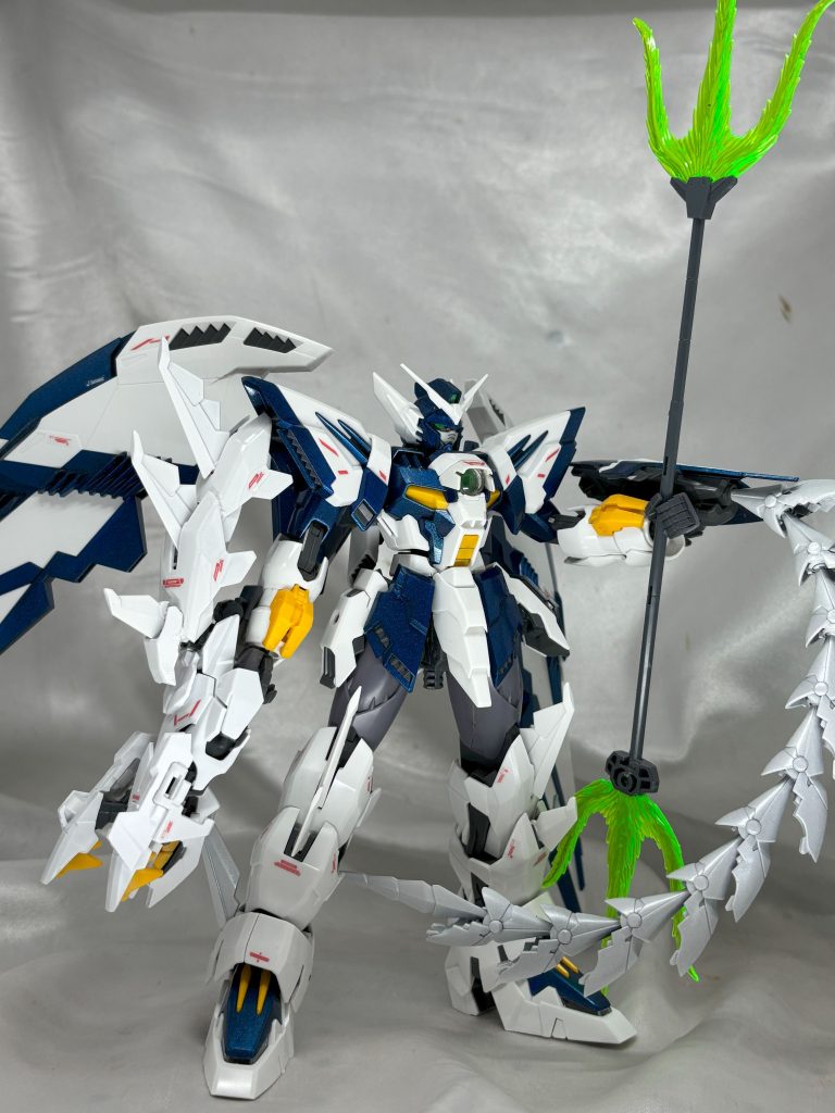 もとはクロスコントラストカラーの装甲ランナーがほぼ二枚入っていたというところが作るきっかけとあり、近所に売ってた組み済みジャンクのエピオンをばらして塗装し、上記の余った白装甲と組み合わせ転用しました。