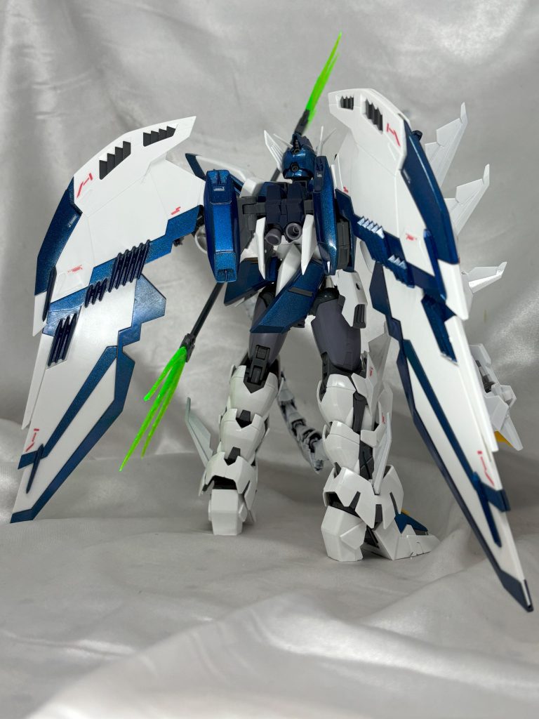 背面。クロスコントラストカラーの翼は乳白色クリアなので、白い翼が丸々余ります。そのおかげでほぼ無塗装で綺麗な白が出せました。青は暗めのメタリックブルーにし、白を際立たせました。
