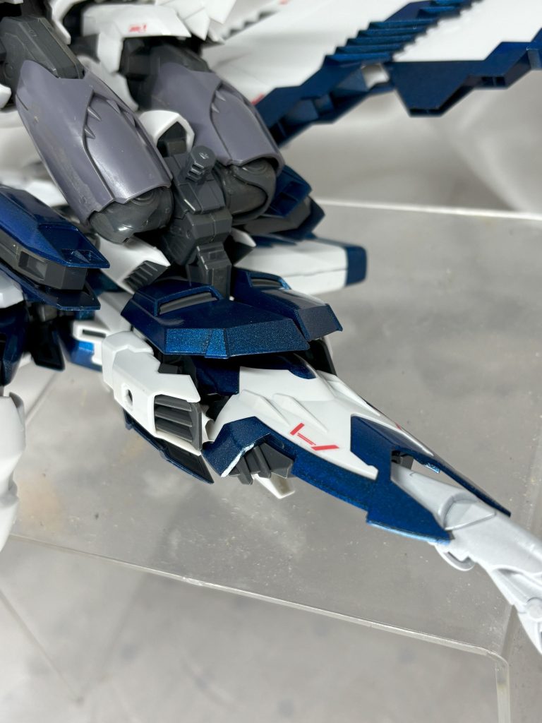 初めて変形させたんですが、シールドここなんですな。股の部分にかぶせるイメージでした。