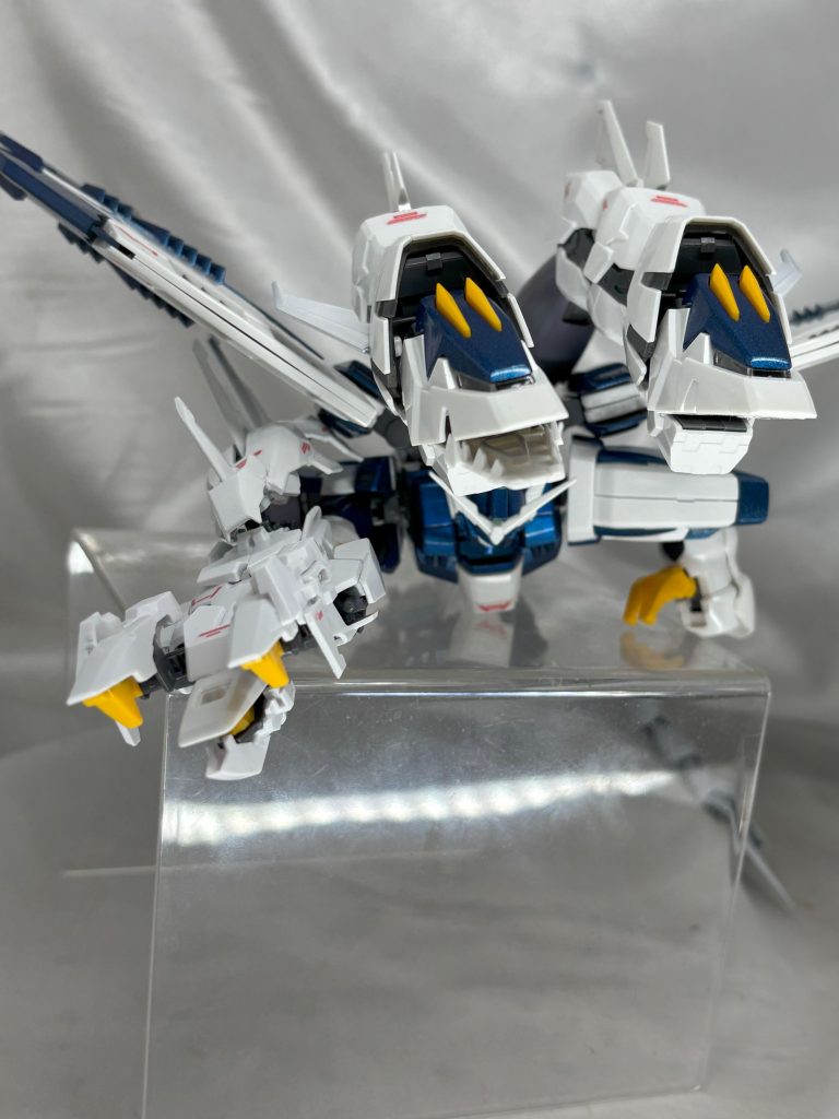 ドラゴン形態。ここがエピオンパイと違うポイントで三つ首ですが右側が変更されています。というか無理やり三つ首に見えるようにしてるだけでほぼ変化してません。メカキングギドラみたいに中央に配置できれば完璧なのですが