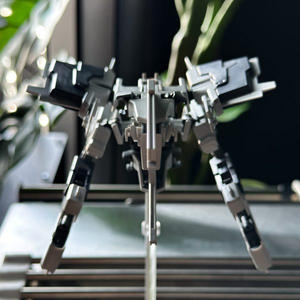 設定に従ったフルドド2機によるドッキング状態。左右対象の2枚の羽根と、ガウォーク脚ように下に伸びるクローユニットも左右対象に2本。表面処理しながら仮組みしました。でもこれで見納め。フルドドとしては完成させず、バラしてTR-1ヘイズルにドッキングさせようと思います。（7枚目）