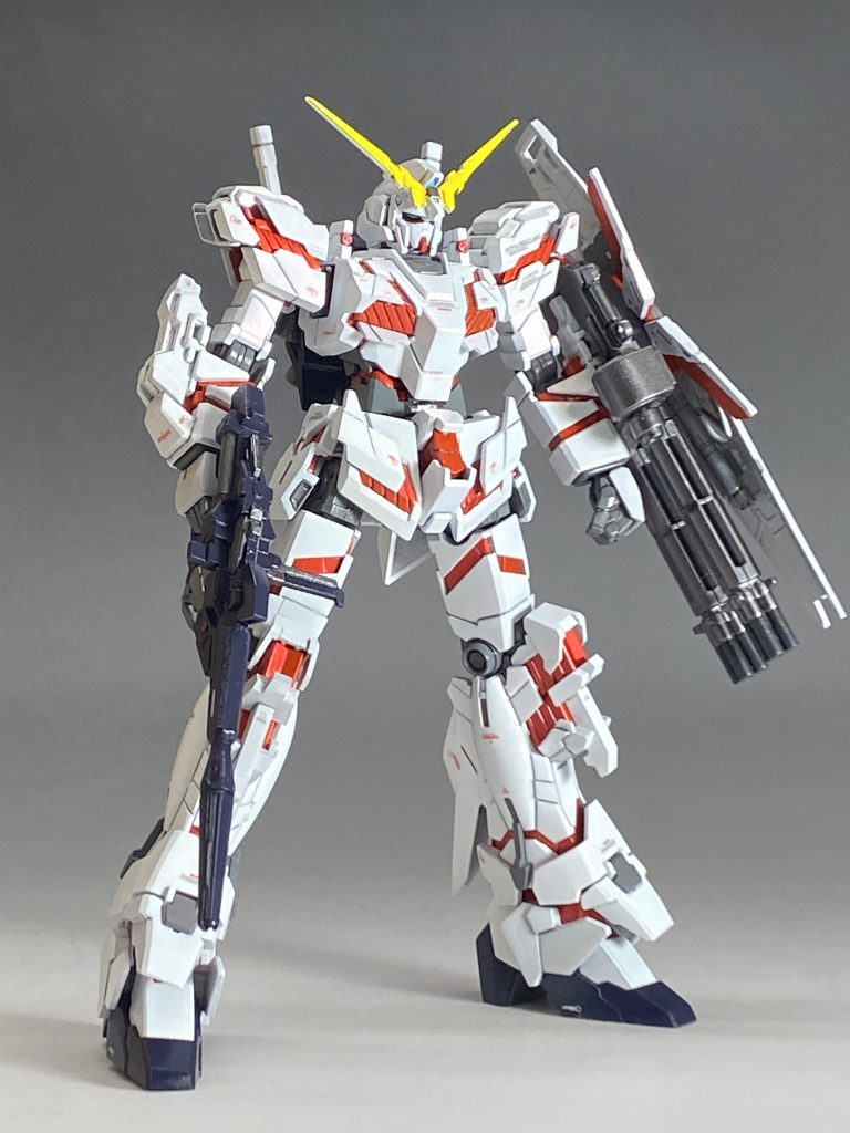 全体像はこちら。写真だと全然塗装の良さが伝わらないけど、本物はサイコフレームのキャンディ塗装が綺麗なのと、白いパーツは光が当たるとほのかに赤くパールが光ます。