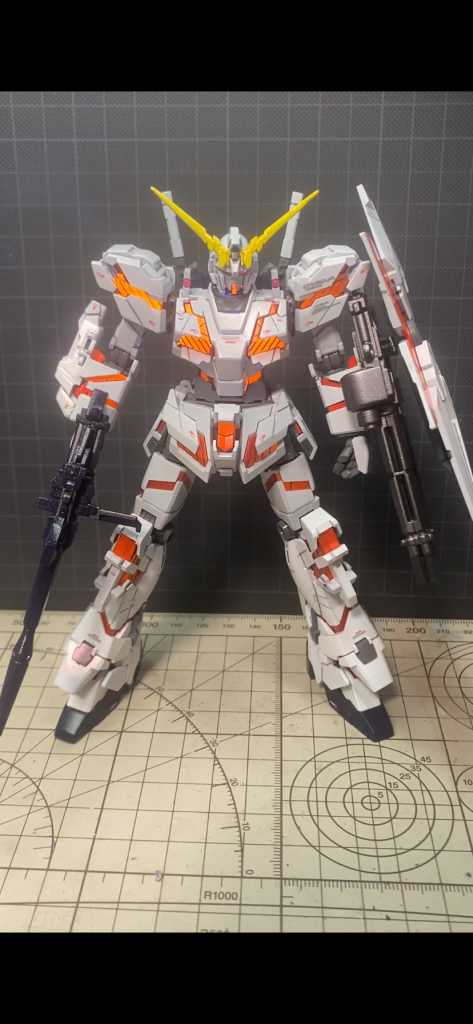 動画じゃないと伝わりづらいですが、サイコフレームはブラックライトで発光します。サイコフレームのキャンディ塗装と、蛍光塗料塗装の両立がうまくいってニンマリ。