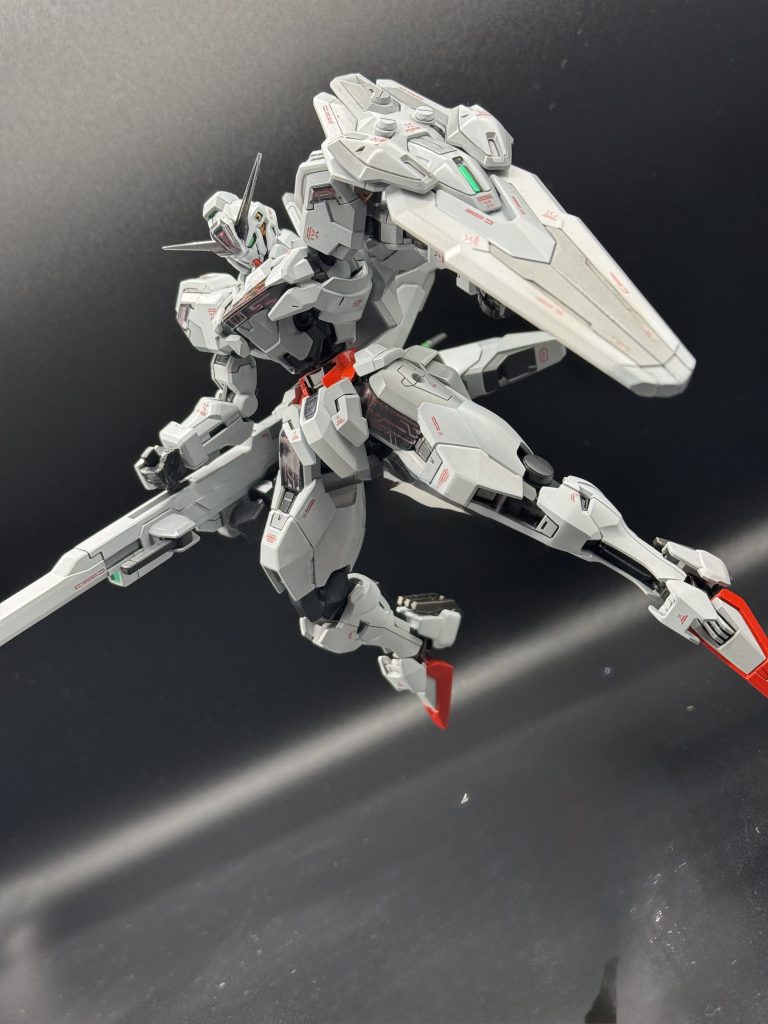 白単色な機体なので所々色変えて存在感を出せたかな？と