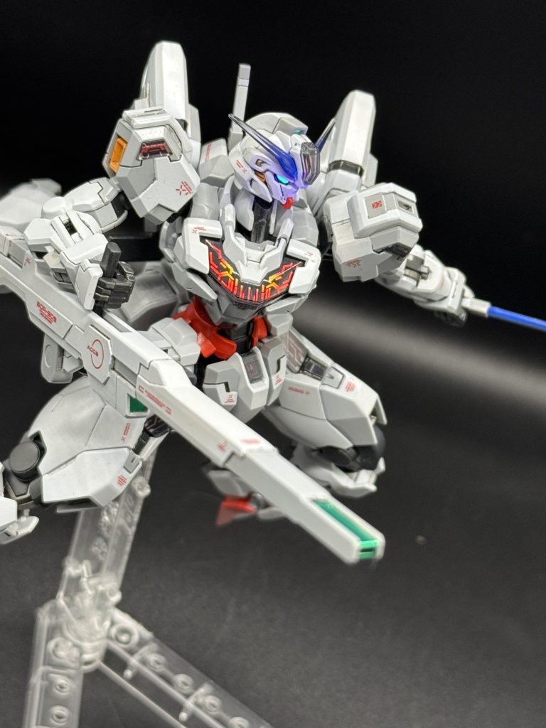 ガンダムマーカーのグリーンアイってやつを使ったらブラックライトで光ってくれたw 少しの所を塗るにはガンマカは優秀で助かりますね