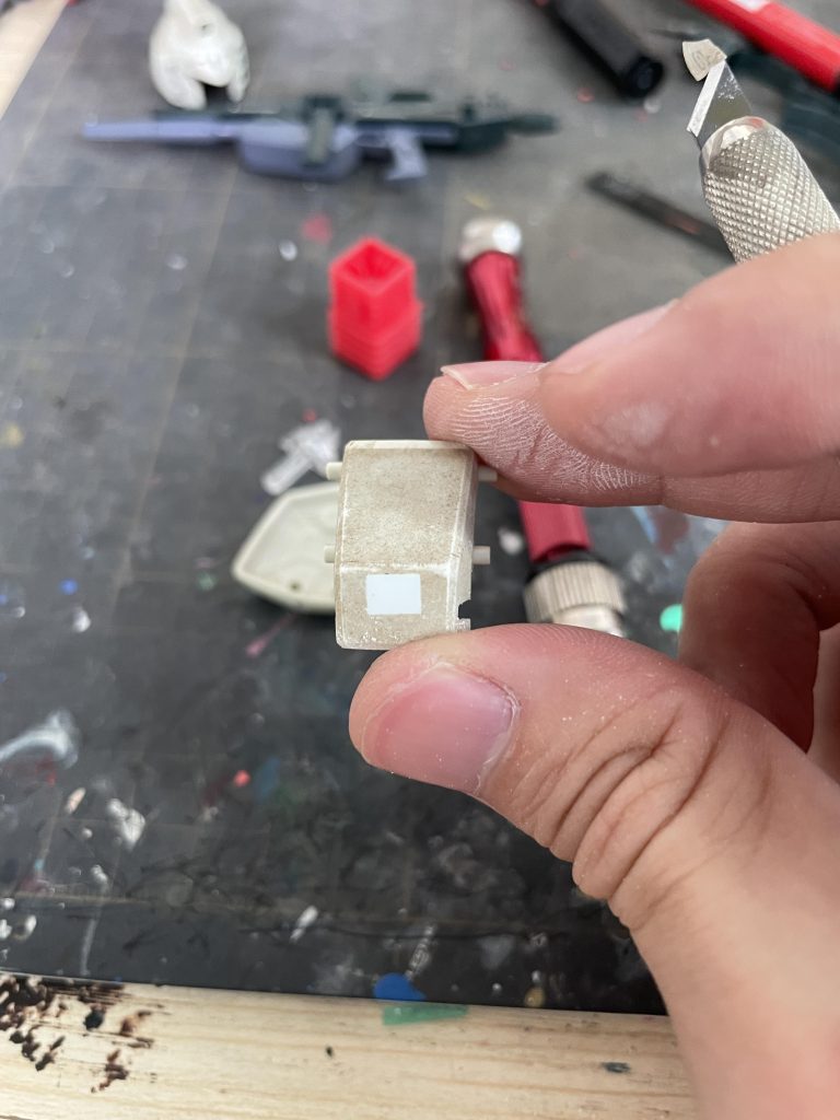 経年劣化で著しい黄変を伴い、表面に積年埃が堆積した状態...