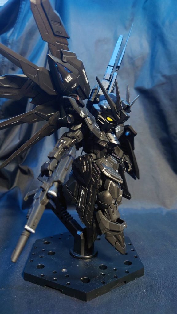 基本、黒と黒鉄色で使い分け、内部にガンダムマーカーの銀を使い自分的にカッコよく仕上げました！