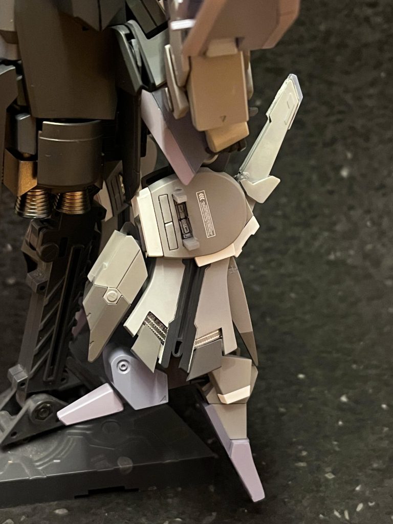 内部がちらりとみえるようにつま先は大型化と下に向けるように可動部追加