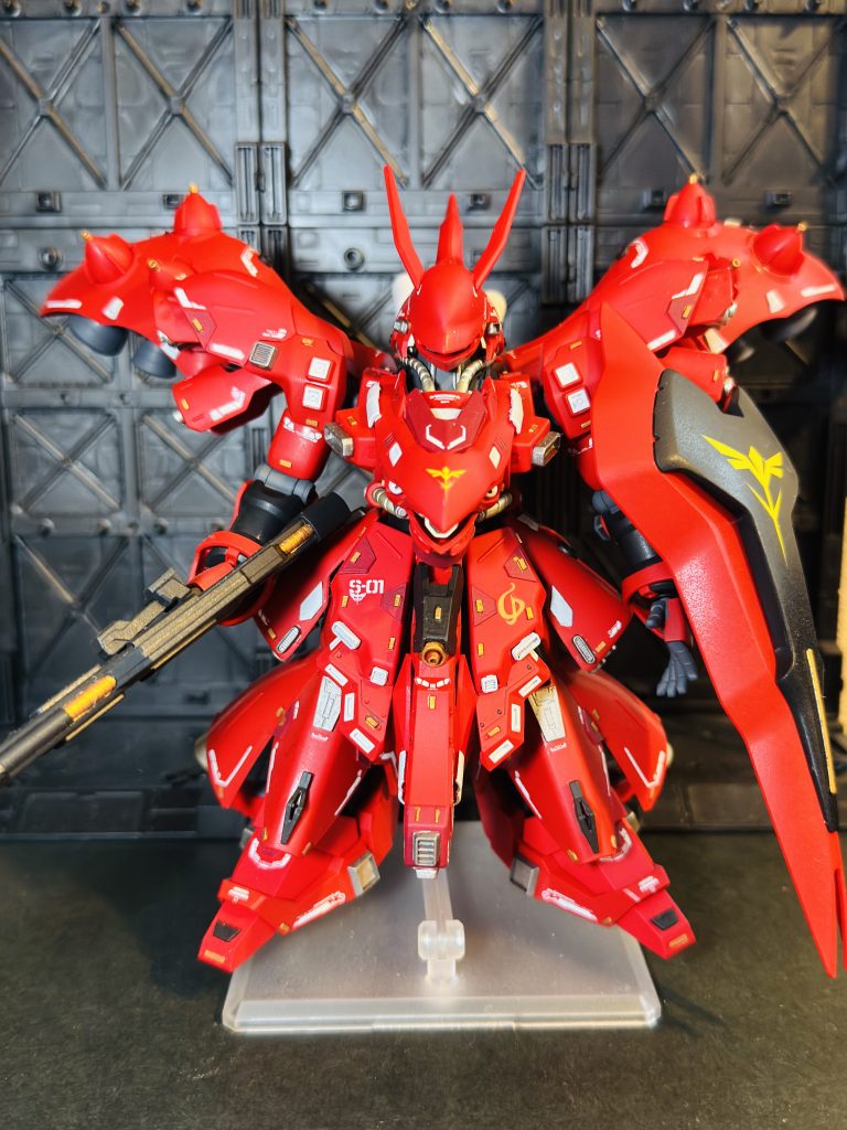 基本的にはHGベースです。SDの外装を接着したり、大腿部を改造して短くしたりしています。