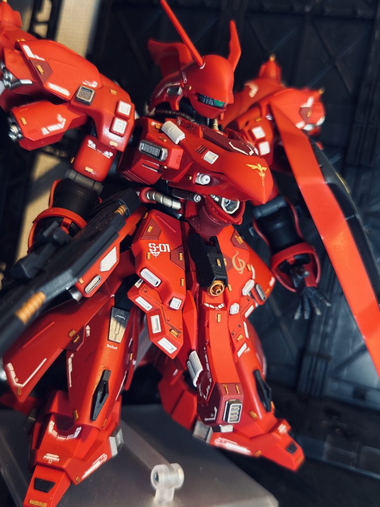 プラ板を細く切ってレッドチップならぬゴールドチップをたくさん作って貼りました。高級感なのか成金感なのかよくわからない感じ。