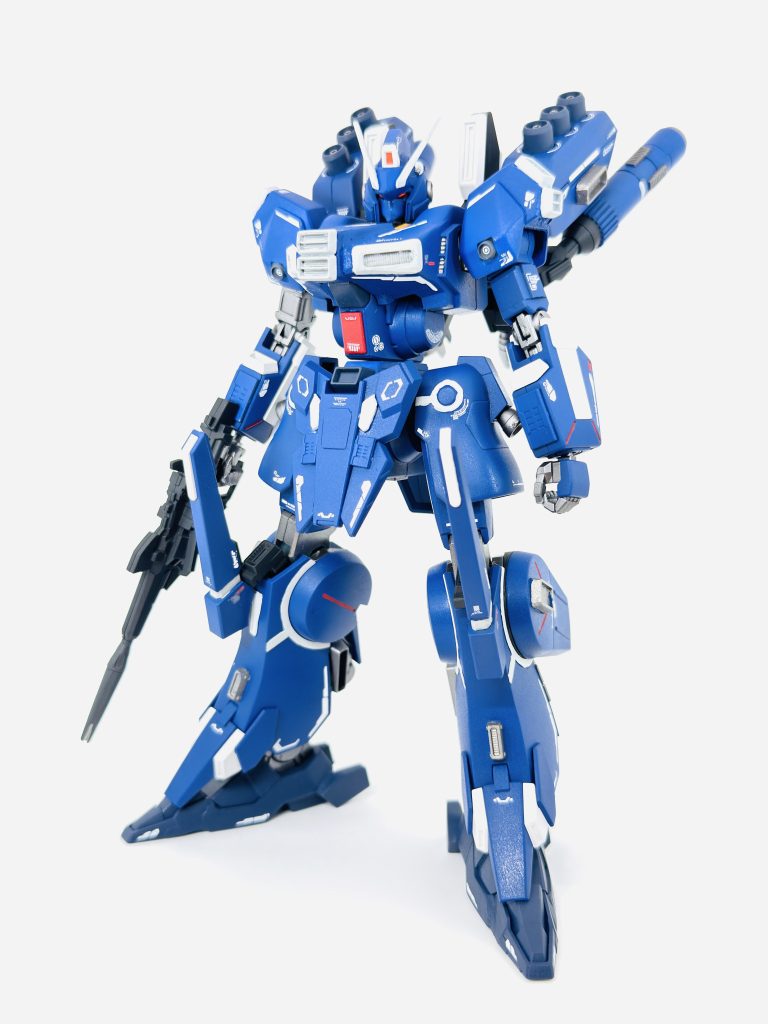 改造箇所は頭部 各所にパテやプラ板を付けて成形胸部 パテとディテールアップパーツで成形肩部 HGジェガンのものにバーニア追加脚部 膝の突起部を小改造足部 HGニューをベースにジャンク貼り付けバックパック HGサザビーのファンネル追加