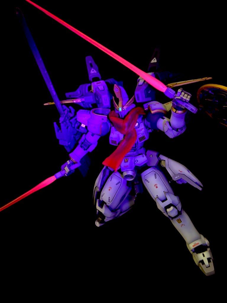 通常のトールギス同様、シールドに内蔵されているビームサーベルは使用可能。主に投擲武器として扱うことが多い。