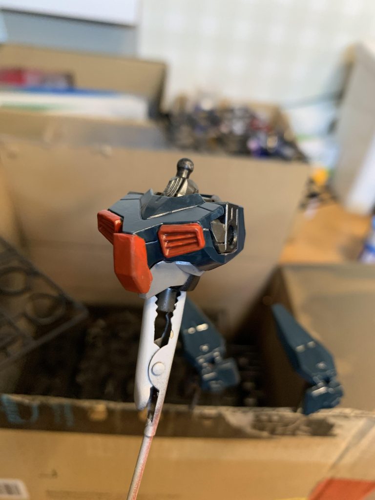 ブルー70に対してジャーマングレー30で、暗いネイビーを制作。塗装は、面倒臭いので筆塗り。