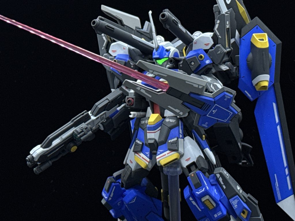 シールドファンネルは左腕に装備することも可能です(右腕にはガトリングガンがあるので装備不可)。その場合元々持っていたシールドはシールドファンネルのあった所にマウントされます。