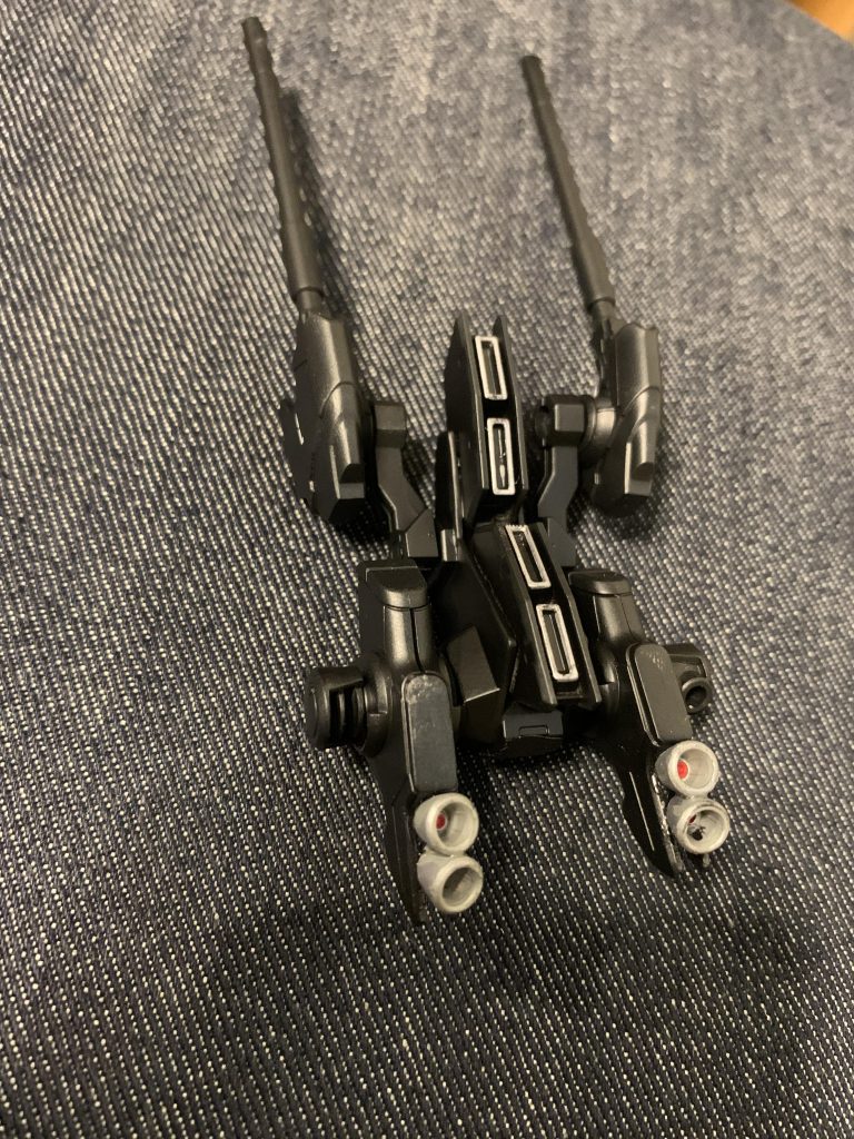 バックパックはガンダムルブリスの物を逆さまにして転用。ガンビット格納スペースが広く取られているので、上部ユニットの隙間にHGロトのキャノン、中央ユニットの隙間にガンヴォルヴァのスラスターを配置し、下部ユニットにも余ったスラスターパーツを接着。色はラバーブラックで統一しました。