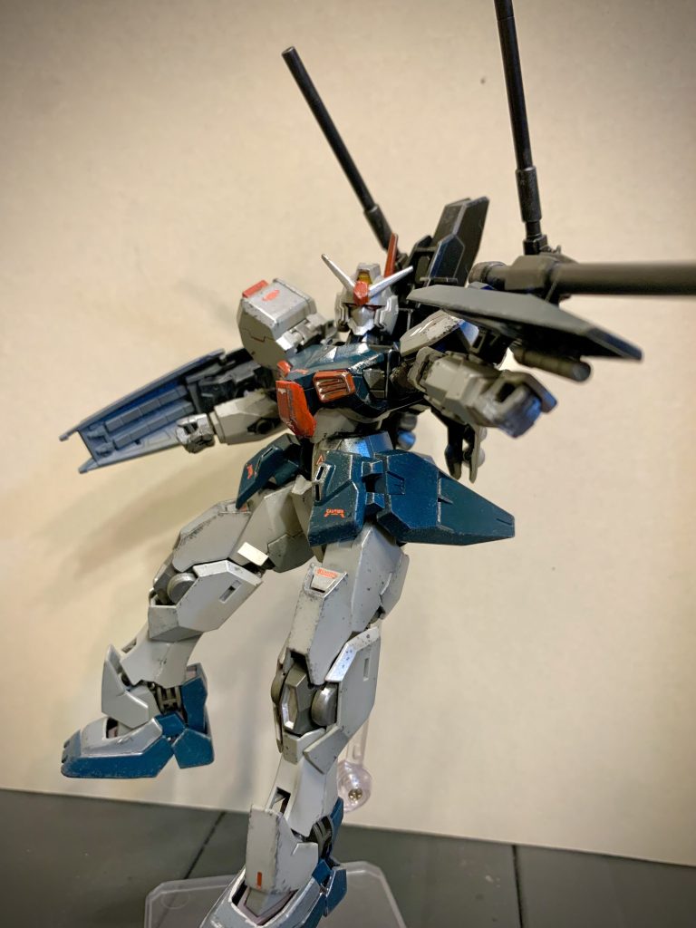 ヘッドのアンテナはマークIIのものに交換し、頭部の後ろにマークIIのガンポッドに付いているストレートアンテナを移植。胸部のパーツもマークIIのものを削って形を合わせて接着。足は、なんとマークIIの下駄がそのままスポッと履けてしまったので、そのまま接着して色を統一。これだけで一気に宇宙世紀MS感が出るから不思議。