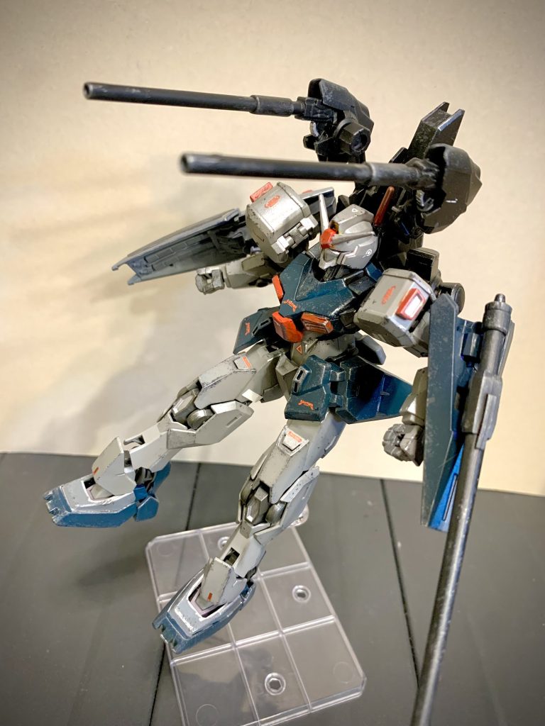 左腕のランチャーはエルガイムから拝借。元のガンヴォルヴァのシールドを切断し、ランチャーマウントとしてリサイクル。ガンヴォルヴァの両腕は、マウント用の穴が空いているので何かと便利。