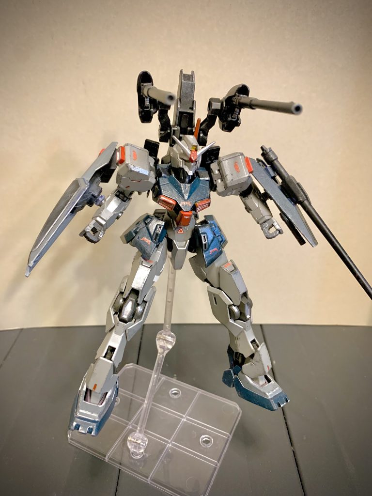 ジオニックフロントに登場したガンダム6号機マドロックをイメージしながら、グレー・ネイビー・レッドの暗色系トリコロールカラーで仕上げてみました。素体のガンヴォルヴァは過去にパール塗料を吹いていたため、ウォッシングで汚しを施した上にジャーマングレーでチッピング、アルミシルバーのドライブラシでエッジ部分をなぞり、元のキラキラ感を消しています。