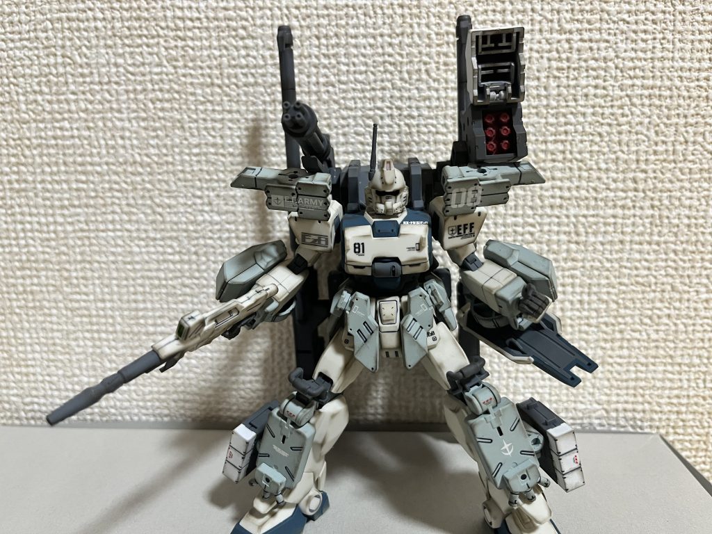 武装はショルダーガトリングショルダーミサイル足部ミサイルポッド