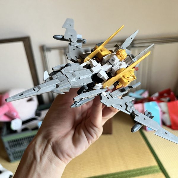 百式と30mm をミキシングで可変機を製作中！百式→Z 間の試作機体というコンセプト！寝そべり変形にならないよう、ごちゃごちゃやってますが、ポロリとふにゃふにゃでRG Zなみ。。。 MA形態をカッコよくすれば、MS形態にしわよせがいくし、MS形態をカッコよくすれば、変形に差し支えるし。。。難しすぎ！！（1枚目）