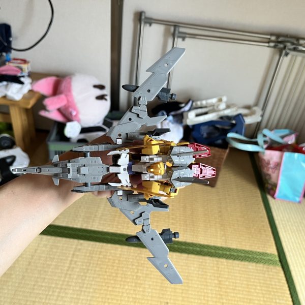 百式と30mm をミキシングで可変機を製作中！百式→Z 間の試作機体というコンセプト！寝そべり変形にならないよう、ごちゃごちゃやってますが、ポロリとふにゃふにゃでRG Zなみ。。。 MA形態をカッコよくすれば、MS形態にしわよせがいくし、MS形態をカッコよくすれば、変形に差し支えるし。。。難しすぎ！！（2枚目）