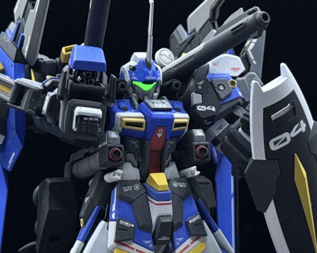 右腕はガトリングガン、左腕にはシールド装備用の接続アームがあります。