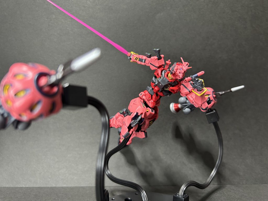 個人的に気に入ってる写真です！📸赤いガンダムとビットの疾走感がいい感じに再現できたと思ってます✨