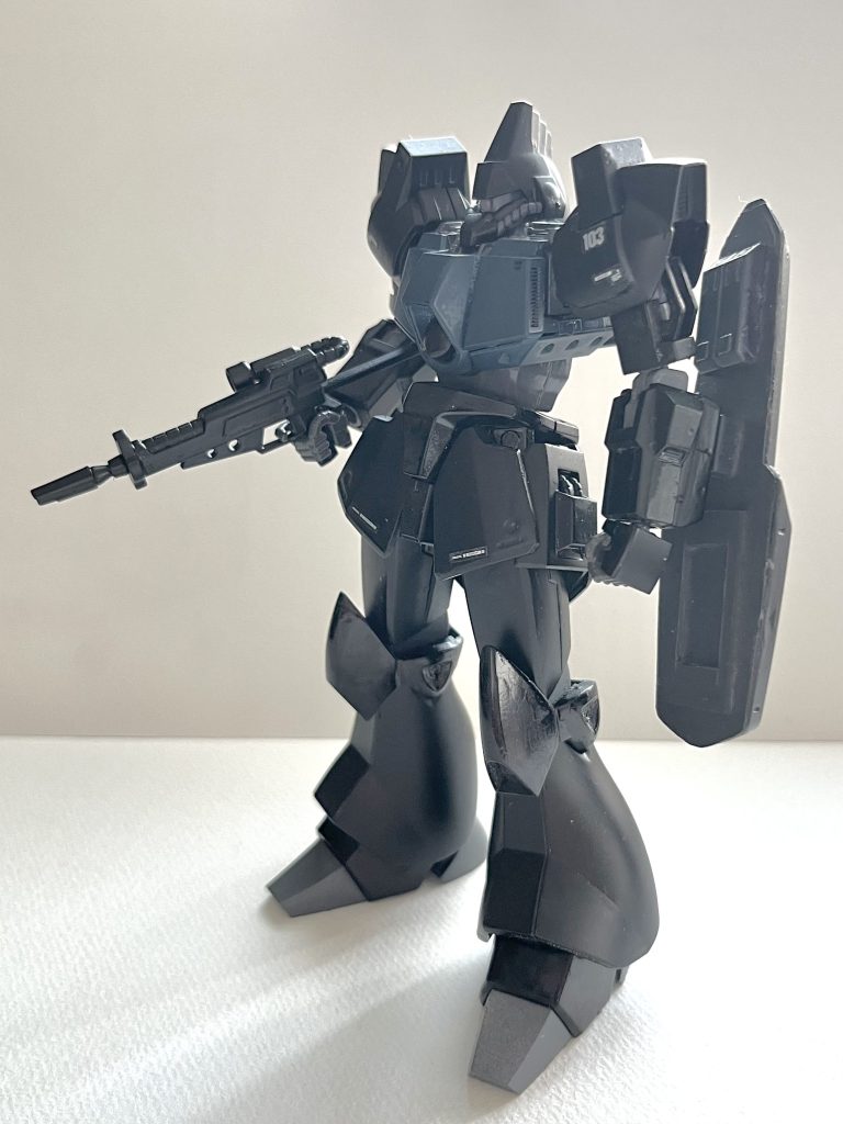 前から。改造は頭部のセンサーのクリア化、スカート裏・足裏の肉抜き穴埋め、シールドの裏打ちとディティール追加、ビームライフルのショートバレル化と最小限です。同時代のモビルスーツはやたら細長い銃火器を装備しているのでここを改造すると印象が変わりますね。。。。