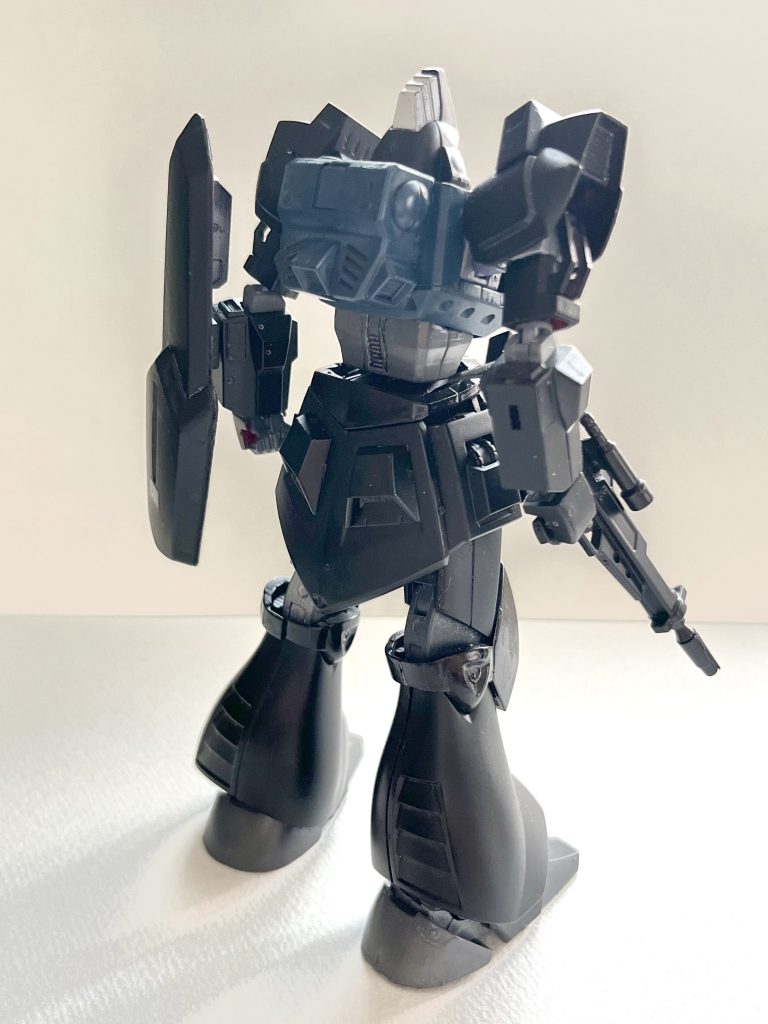 後ろから。ずっと構想だけはあったものの入手できず、ガンダムベースでクリアカラーの限定キットを見つけ迷わず購入。すぐに全塗装してしまったためクリアカラーだったのは仮組後の30分くらいでした。限定キットの意味とは…笑。