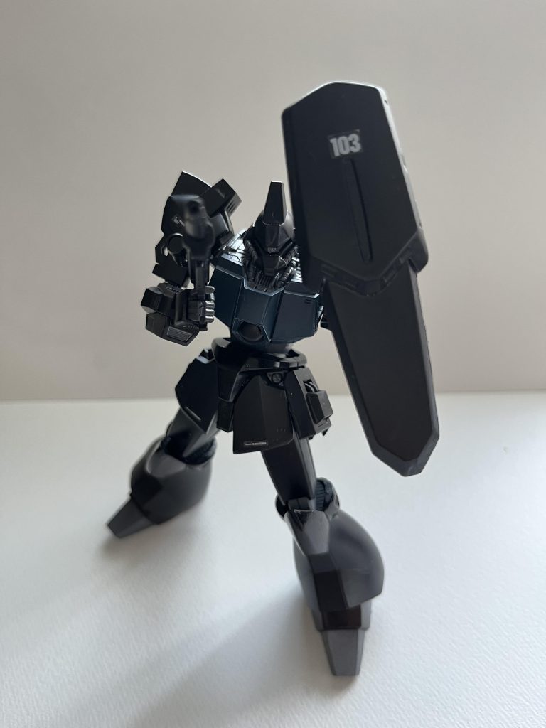 機体の大型化がグリプス戦役時から顕著になっていく中で、ガルバルディβは比較的小型で市街地でも取り回しが効くため連邦軍の警護部隊で重宝された…という設定です。総生産数も共通規格の多いジム系や傑作機のマラサイと比較して少ない(はず)なので，後方部隊での運用が最適でしょう。