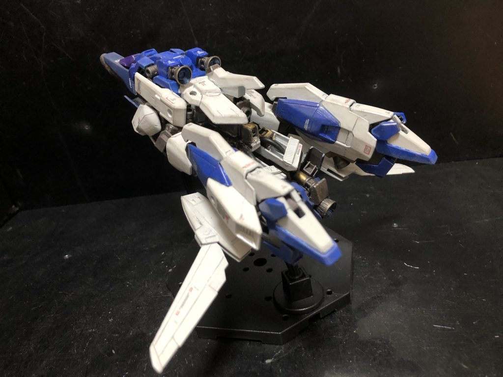 バックパックはアームで機体後方に移動し羽根を展開する。
