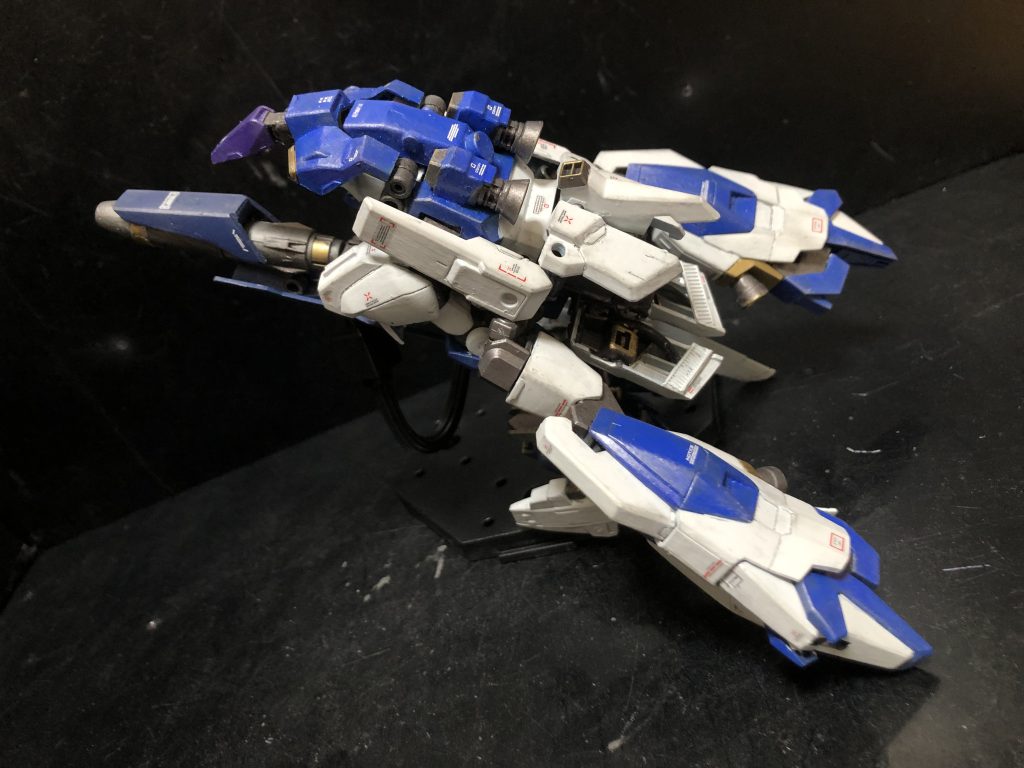 シールドを機体下部に。脚の基部も回転して上部に向き、膝部から折り畳む。