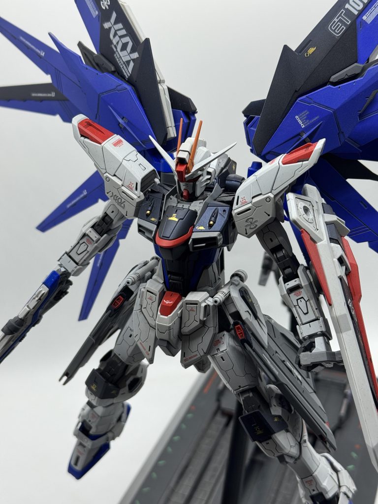 色んな人の作品のフリーダムを参考にしてスジホリしたりデカール貼りしたり、時には諦めて放置したり長った