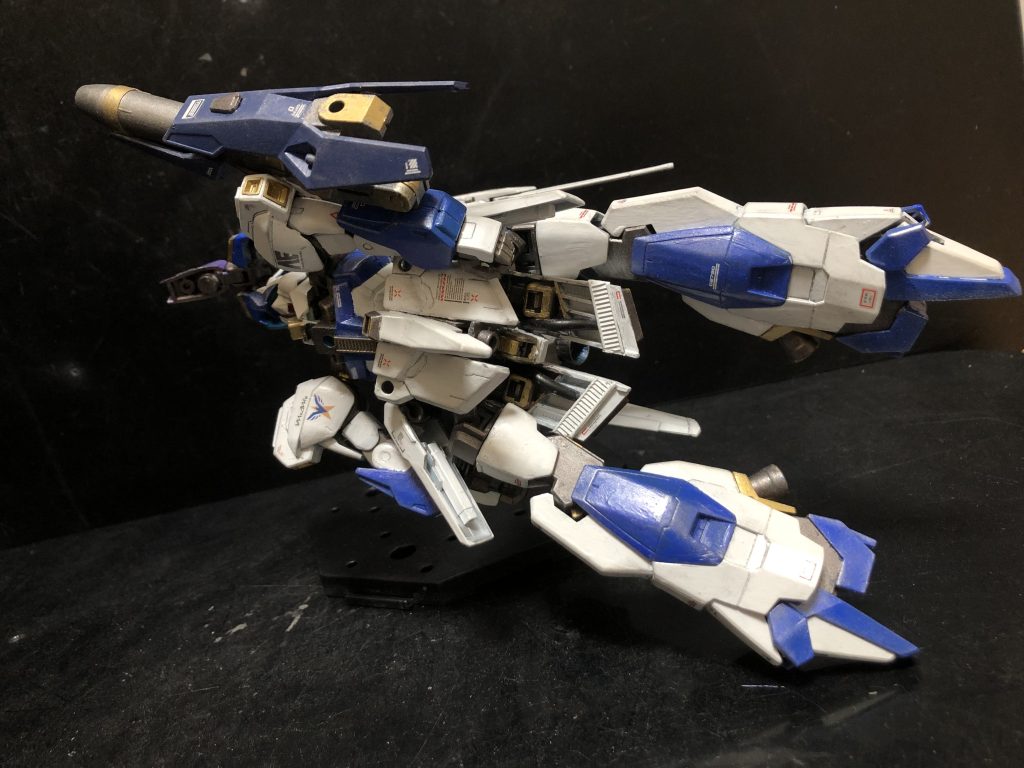 Zガンダムと同じ様に、胸部を跳ね上げ腕部を機体内部に収納する。その際に脚部は左右に展開する。