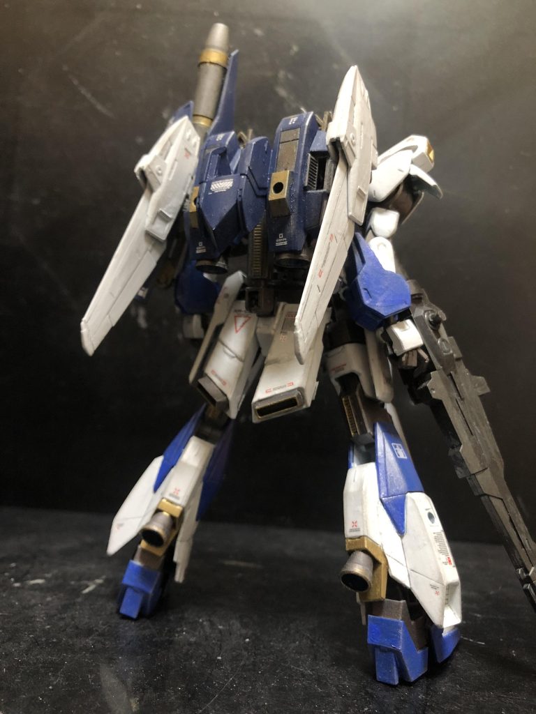 背面。バックパックはオリジナルのものであり、ライトニングガンダムの肩部パーツ、ビルドパーツのウイングから主に構成されている。実はこちらのバックパックはA装備のものであり、ディフェンサーを装備するための別のバックパックが存在する。